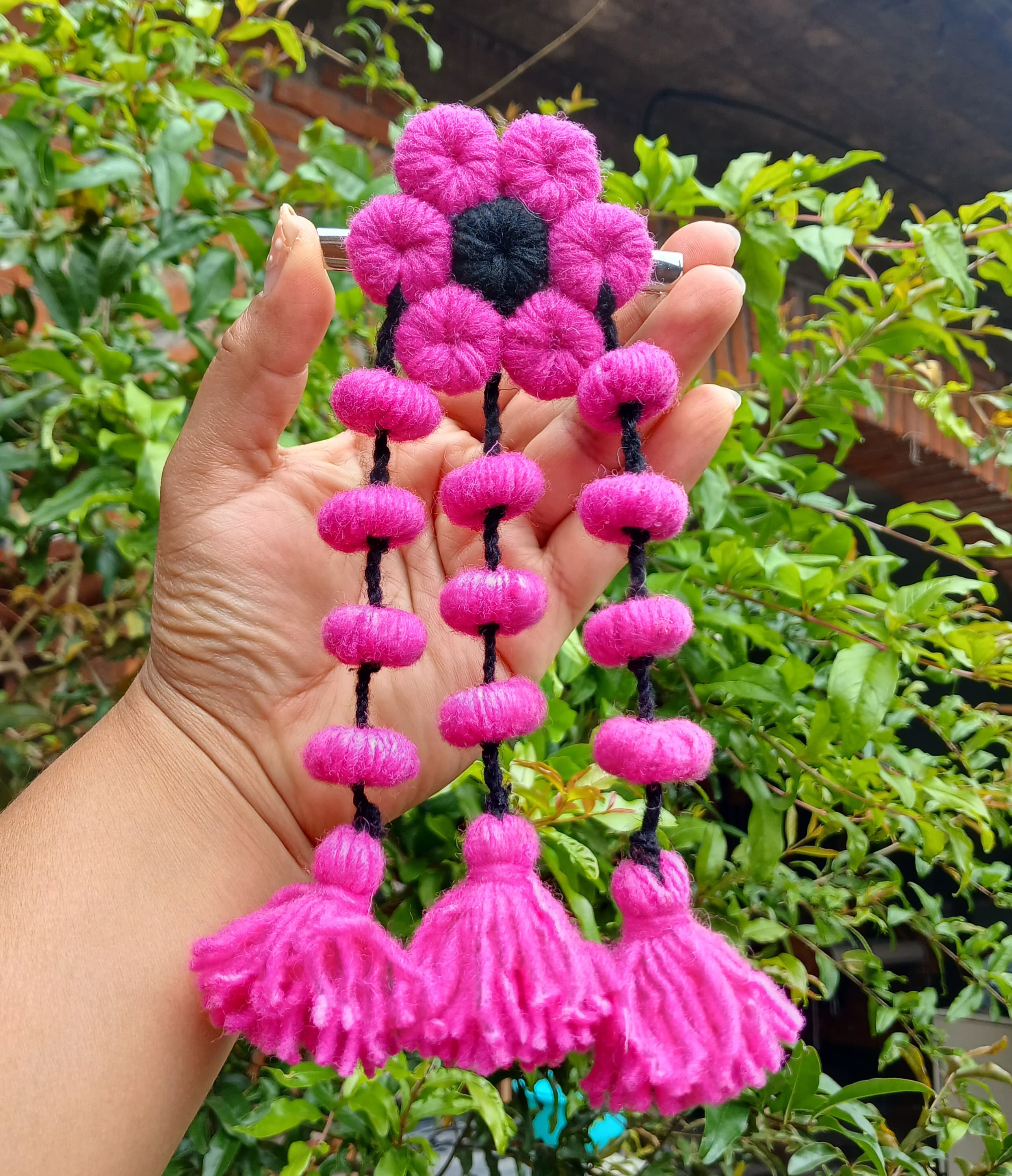 Pasador para cabello artesanal con flor y borlas