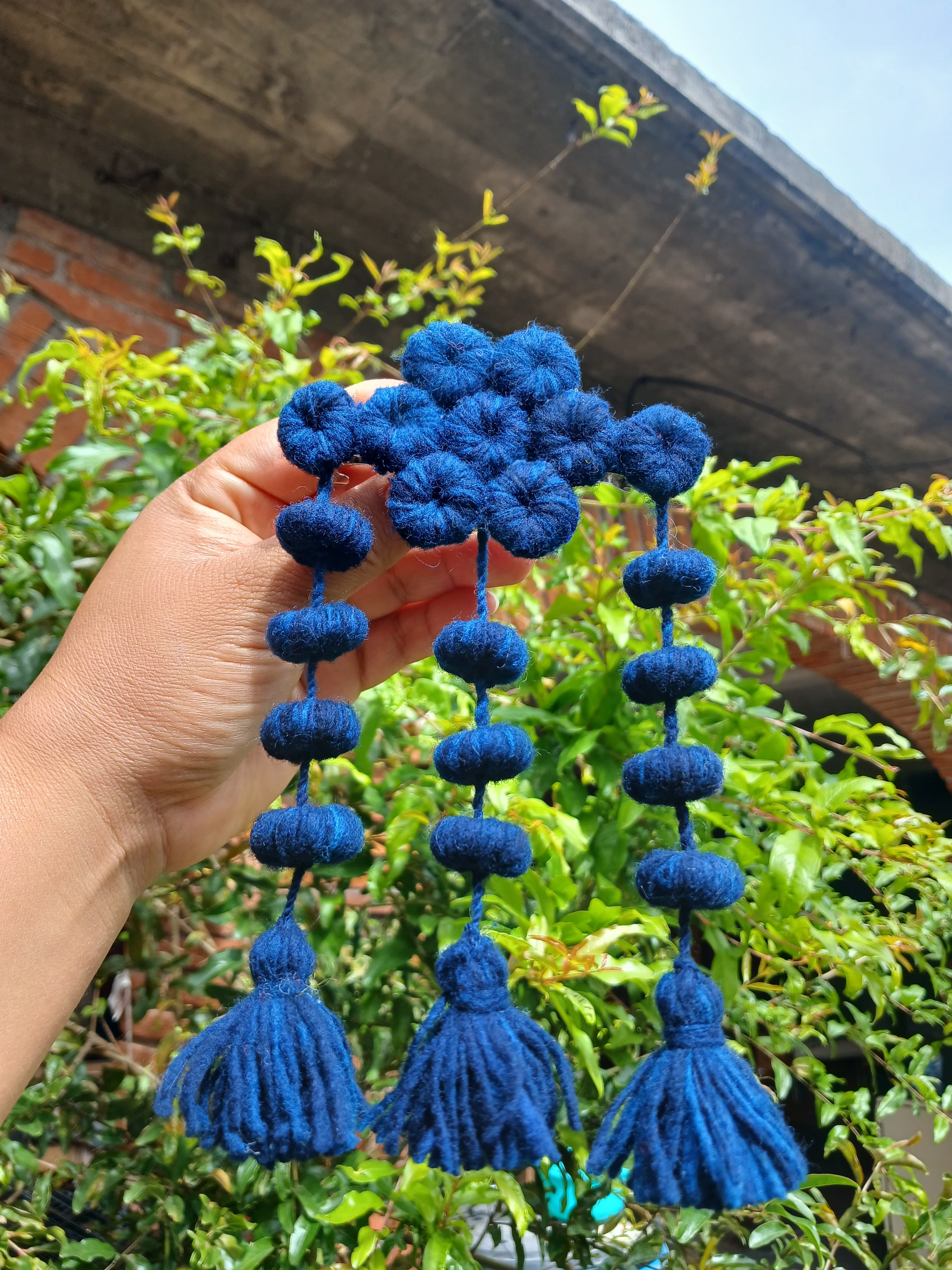 Colgante decorativo artesanal de pompones y borlas