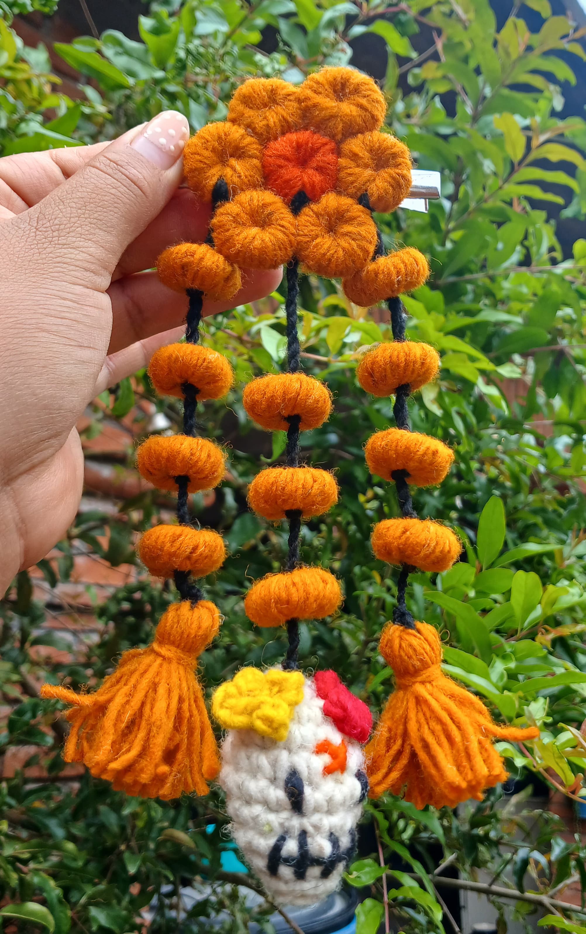Pasador para cabello tejido con calavera de Día de Muertos y borlas