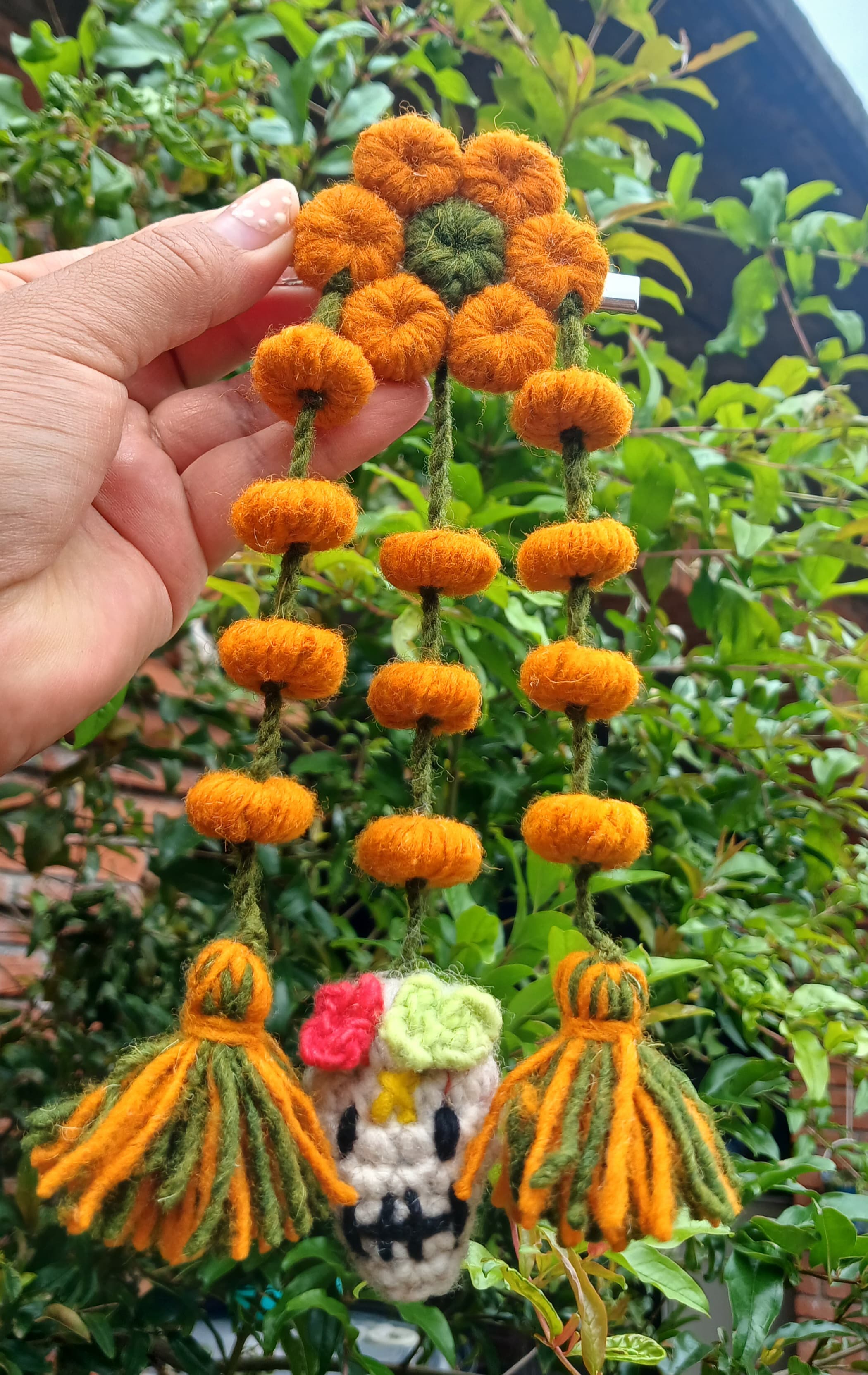 Colgante tejido de calavera de Día de Muertos con flores y borlas