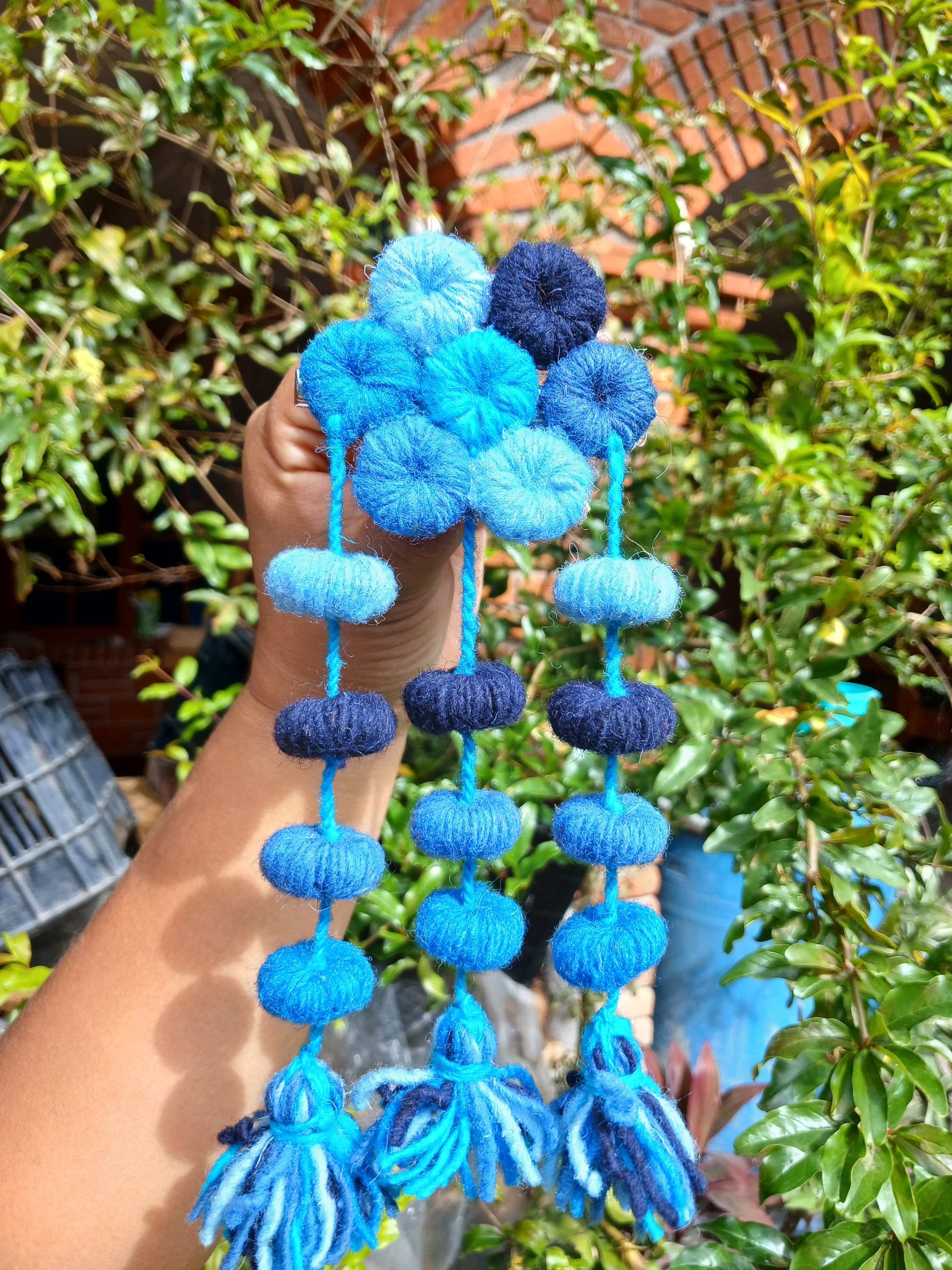 Colgante decorativo de pompones y borlas azules