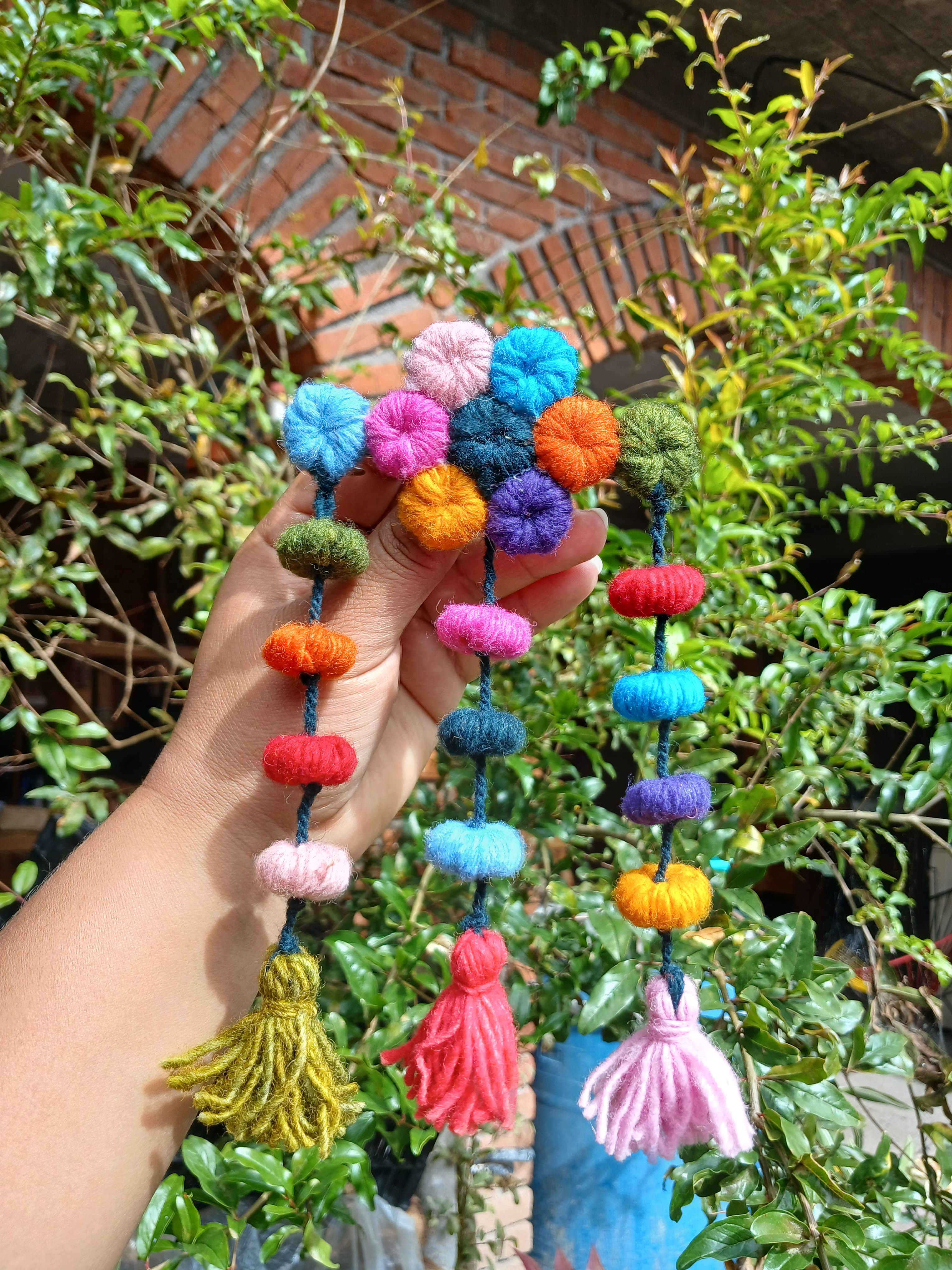 Colgante artesanal de pompones y borlas